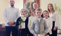 Dzieci ze szkolnej ZŁOTEJ RÓŻY dziękują Kapłanom za ich posługę